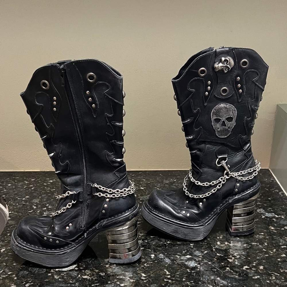 Black Skull Chain Heeled Boots - Picture 2 of 5